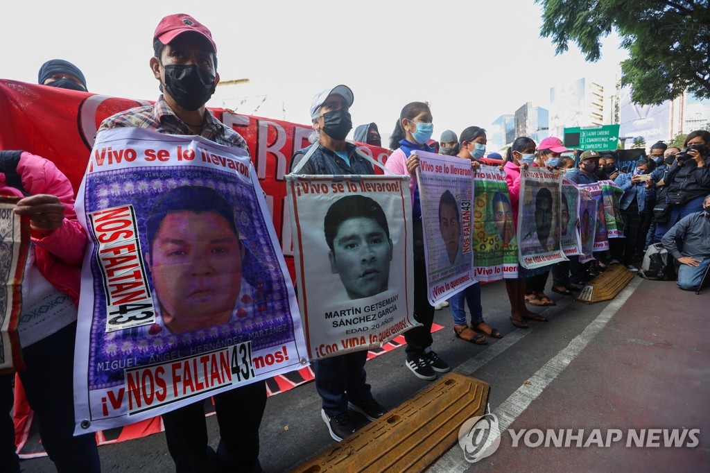 멕시코 실종 대학생들 사진 들고 시위하는 가족들