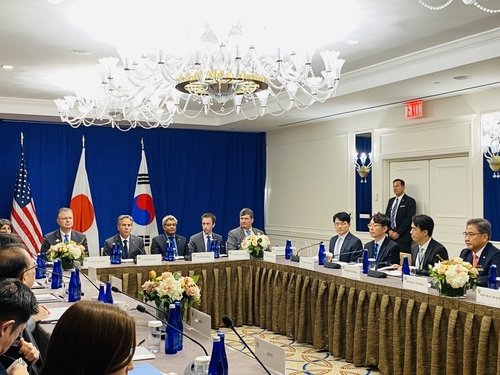 محادثات وزراء خارجية كوريا وأمريكا واليابان