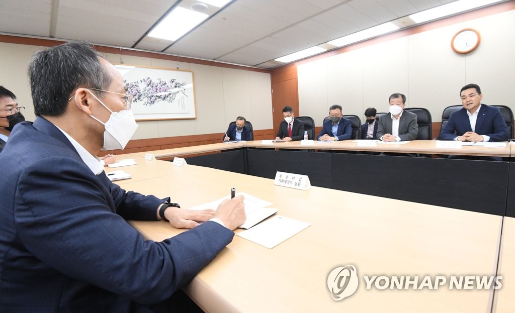 وزير المالية «تشو كيونغ-هو» يترأس اجتماعا للتحقق من الوضع المالي