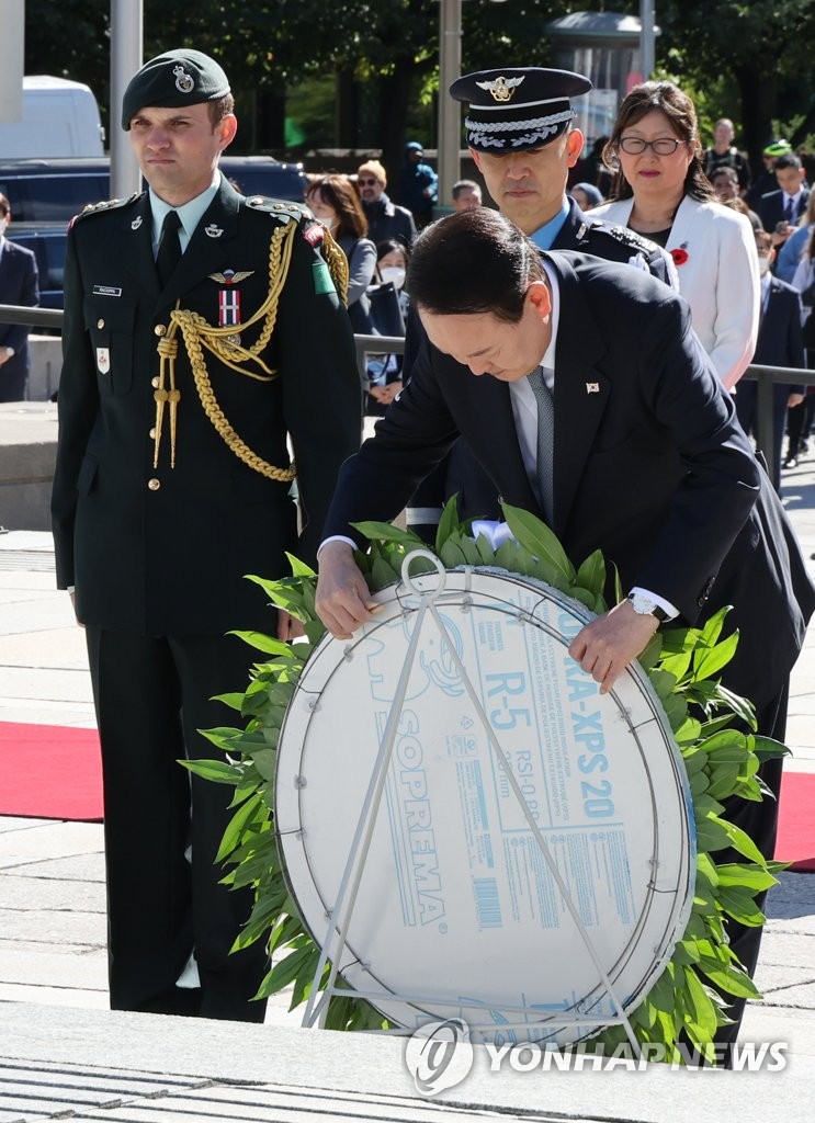 윤 대통령, 오타와 전쟁기념비 헌화