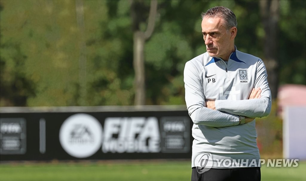 Paulo Bento, head coach of the South Korean men's national football team, watches his players during a training session at the National Football Center in Paju, Gyeonggi Province, on Sept. 25, 2022. (Yonhap)
