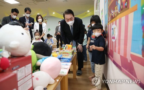 President Yoon Suk-yeol meets with children at a day care center in the central city of Sejong on Sept. 27, 2022. (Yonhap)