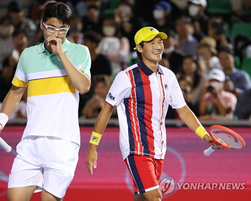 South Korean tennis players Chung Hyeon (L) and Kwon Soon-woo celebrate a point against Hans Hach Verdugo of Mexico and Treat Huey of the Philippines during their men's doubles first round match at the ATP Eugene Korea Open at Olympic Park Tennis Center in Seoul on Sept. 28, 2022. (Yonhap)