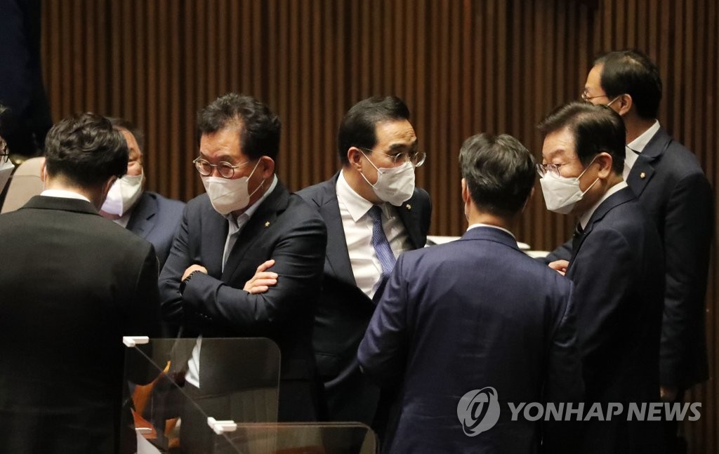 '박진 해임안' 투표 마친 뒤 대화하는 민주당 지도부