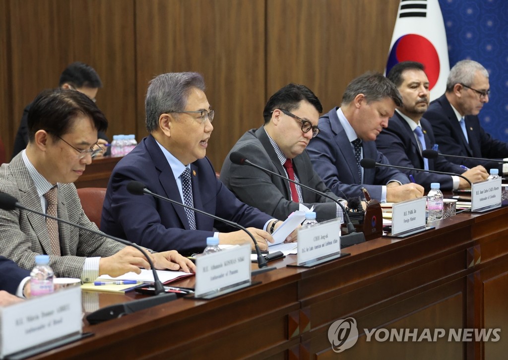 El ministro de Asuntos Exteriores surcoreano, Park Jin (segundo por la izda.), habla durante una reunión con los embajadores de los países latinoamericanos ante Seúl, celebrada, el 30 de septiembre de 2022, en la Cancillería, en la capital surcoreana.