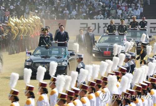 국군의날 기념식 열병하는 윤석열 대통령