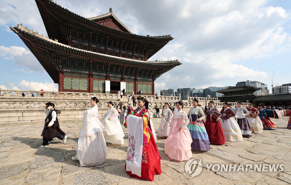 عرض الزي التقليدي الكوري في قصر كيونغبوك الملكي