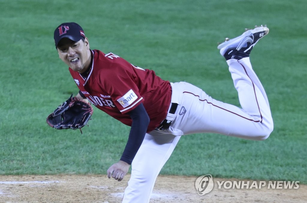 In this file photo from Oct. 5, 2022, Kim Kwang-hyun of the SSG Landers pitches against the Doosan Bears during the bottom of the fifth inning of a Korea Baseball Organization regular season game at Jamsil Baseball Stadium in Seoul. (Yonhap)