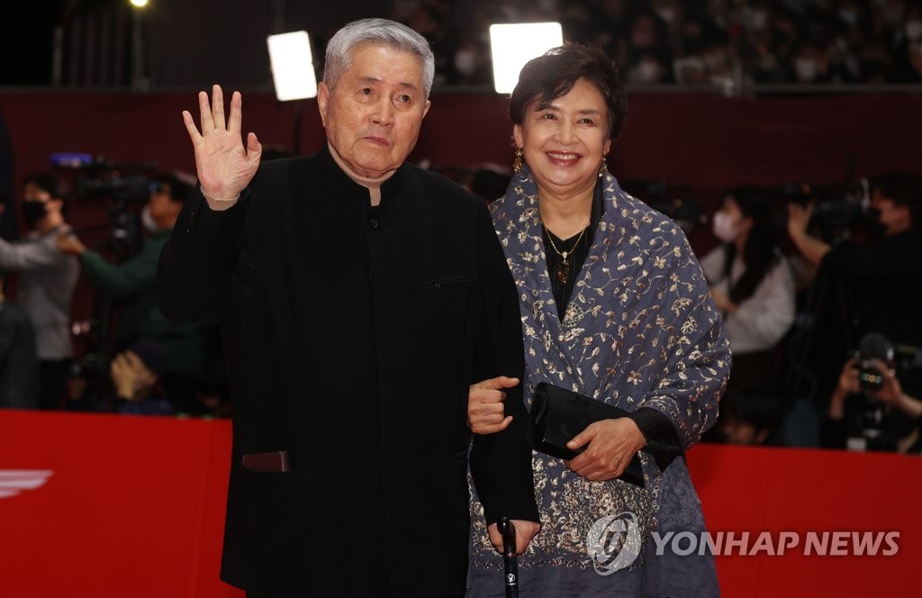 팬들에게 인사하는 임권택 감독