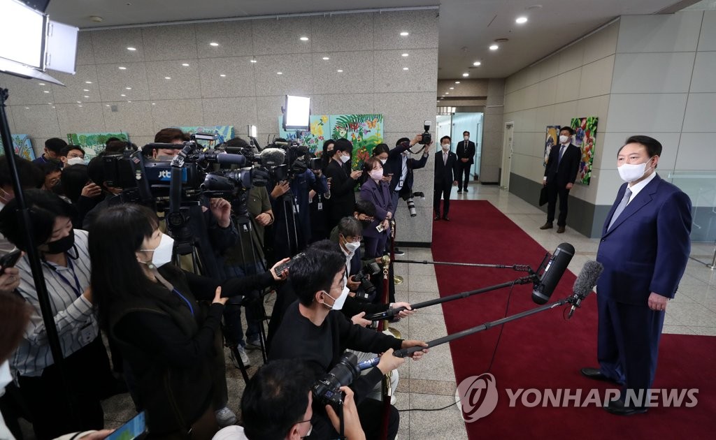 President Yoon Suk-yeol speaks to reporters as he arrives at the presidential office in Seoul on Oct. 6, 2022. (Pool photo) (Yonhap)