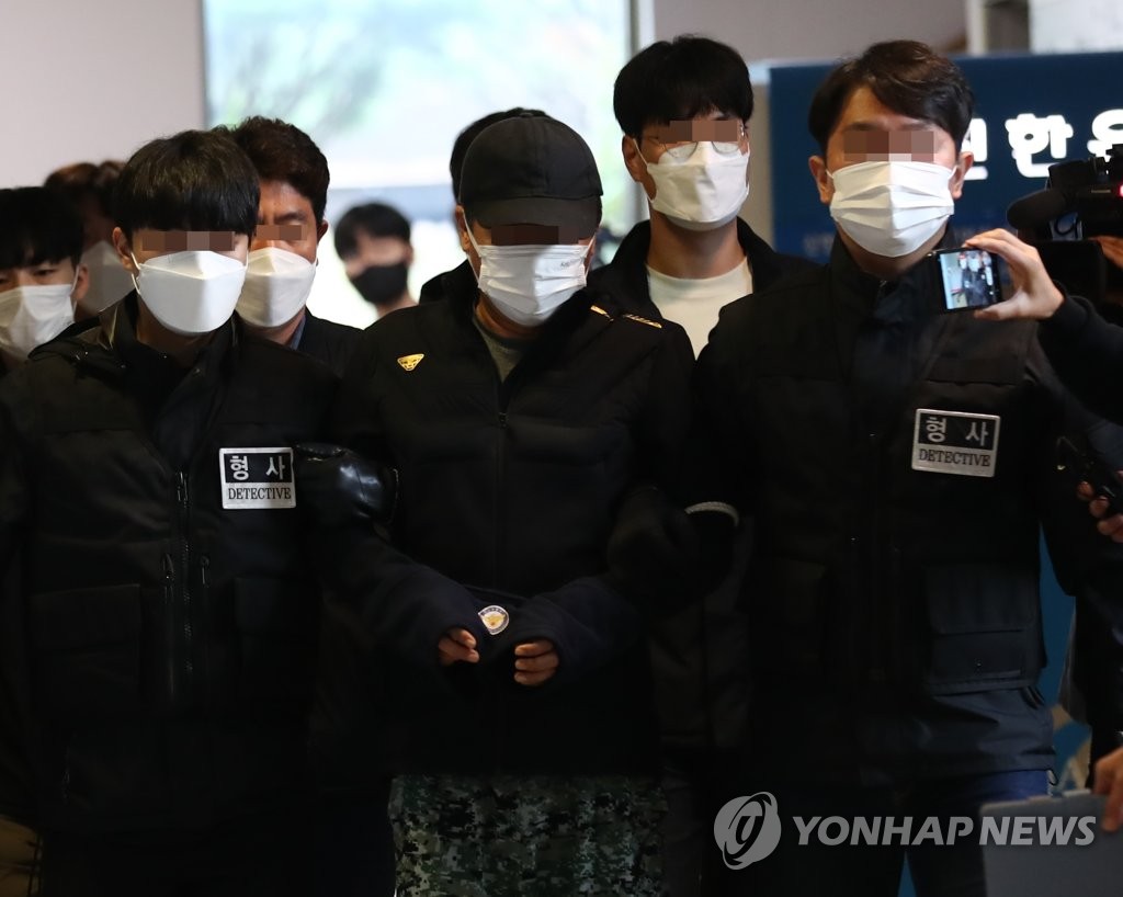 '가정폭력 신고' 아내 살해 남편 영장심사 출석