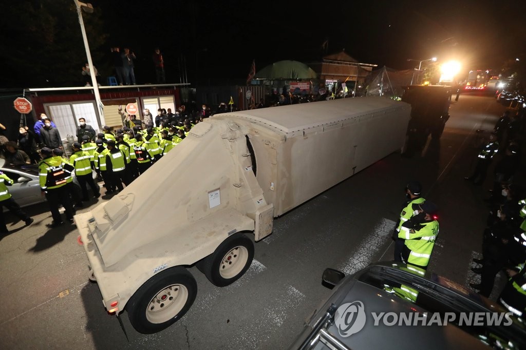 El 6 de octubre de 2022, por la noche, los vehículos militares que transportan equipamiento pasan por un pueblo en una carretera que conduce a la base del Sistema de Defensa Terminal de Área a Gran Altitud, en Seongju, a unos 220 kilómetros al sur de Seúl.