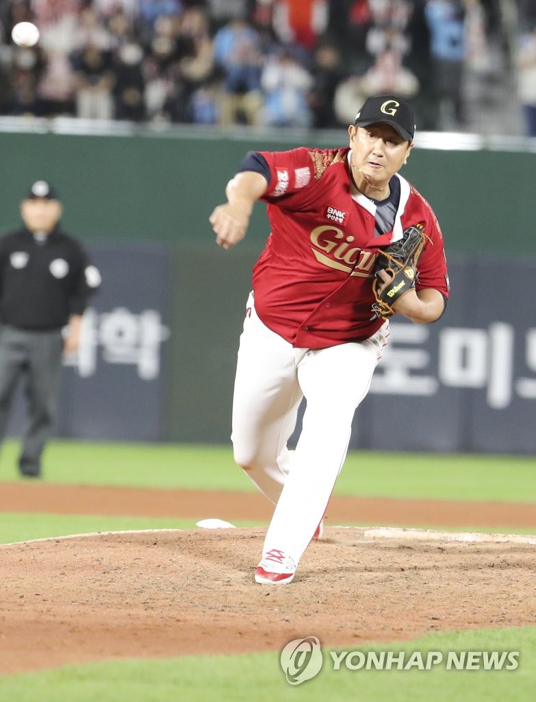 Lee Dae-ho of the Lotte Giants pitches against the LG Twins during the top of the eighth inning of his final Korea Baseball Organization regular season game at Sajik Baseball Stadium in Busan, 325 kilometers southeast of Seoul, on Oct. 8, 2022. (Yonhap)