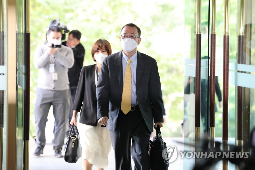 Takehiro Funakoshi, director-general of Asian and Oceanian affairs of Japan's foreign ministry, enters the South Korean foreign ministry in Seoul on Oct. 11, 2022, for talks with his South Korean counterpart, Lee Sang-ryol. (Yonhap)