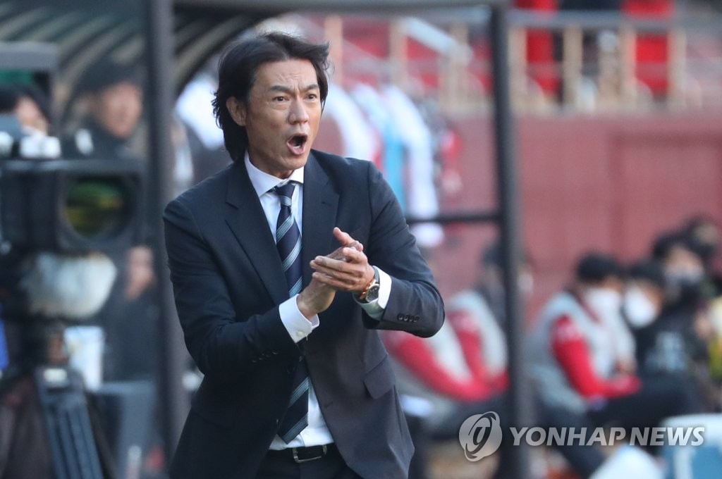 Ulsan Hyundai FC head coach Hong Myung-bo directs his players during a K League 1 match against Pohang Steelers at Pohang Steel Yard in Pohang, 380 kilometers southeast of Seoul, on Oct. 11, 2022. (Yonhap)