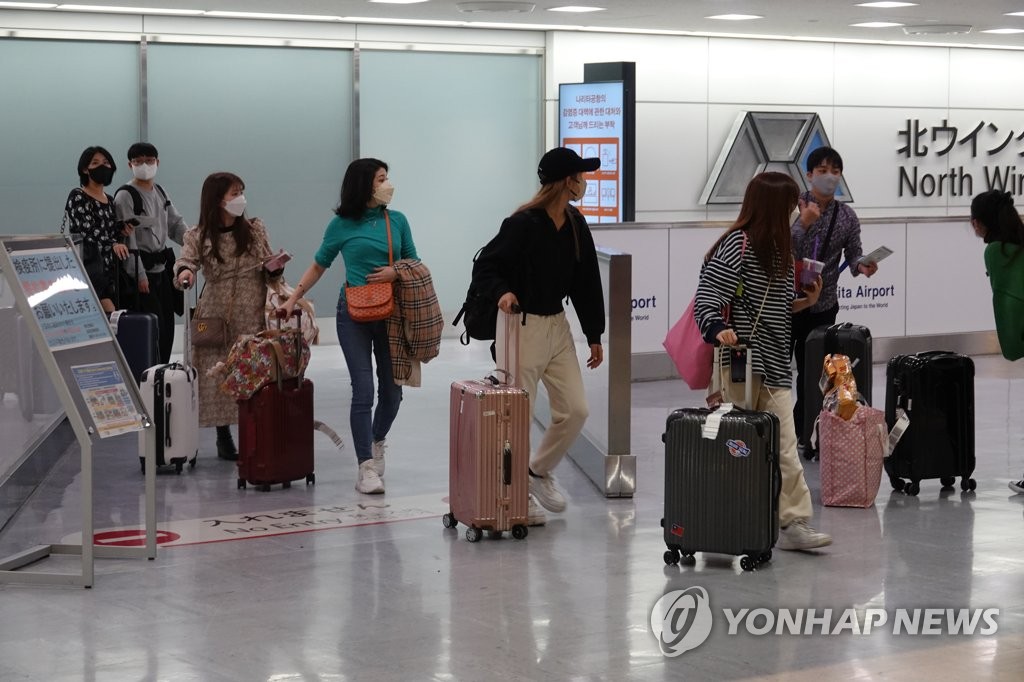 관광 비자 면제 첫날 일본 나리타공항 출국장 나서는 여행객들