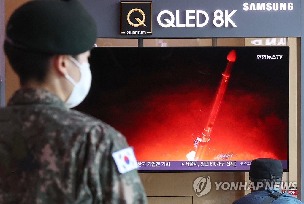 지난 13일 북한의 장거리 순항미사일 발사 뉴스를 지켜보는 국군 용사