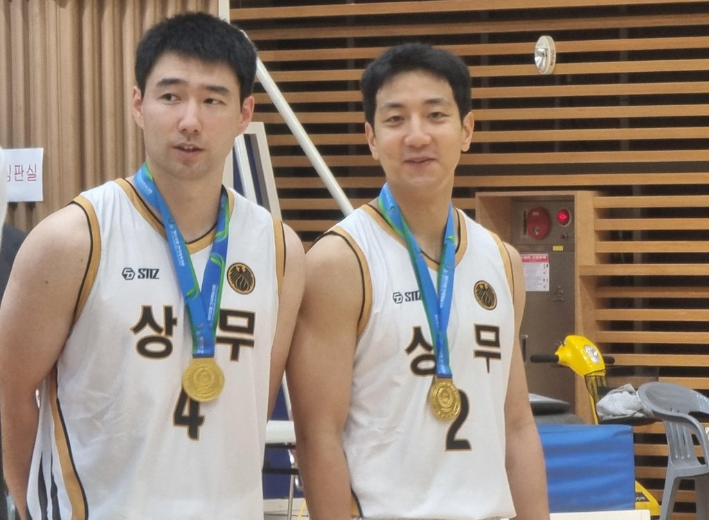 허훈(오른쪽)과 김낙현.
