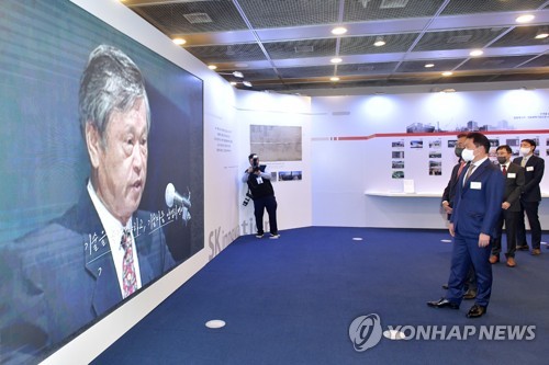 최종현 선대회장의 경영 역사를 다룬 영상물을 시청 중인 최태원 회장