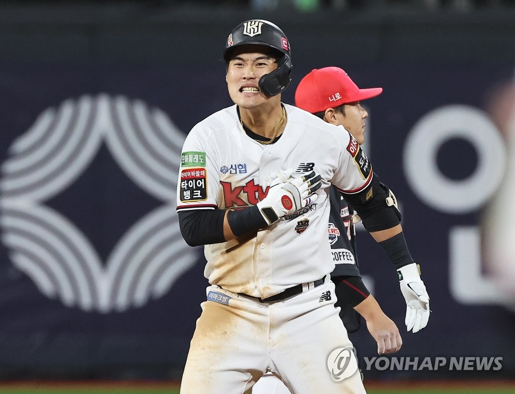 Bae Jung-dae of the KT Wiz celebrates after hitting a three-run double against the Kia Tigers during the bottom of the eighth inning of a Korea Baseball Organization wild card game at KT Wiz Park in Suwon, some 35 kilometers south of Seoul, on Oct. 13, 2022. (Yonhap)