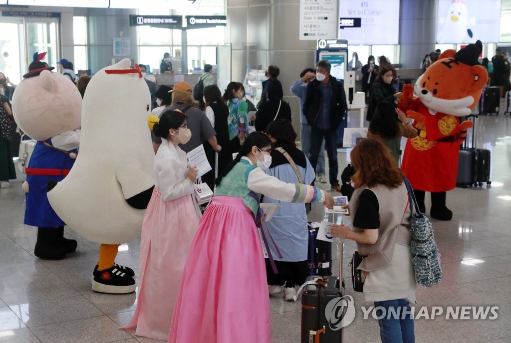 韓服を着てＢＴＳのファンを迎える韓国観光公社などの職員＝１４日、釜山（聯合ニュース）