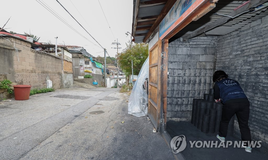 텅텅 빈 연탄 창고, 경제난에 줄어든 도움의 손길