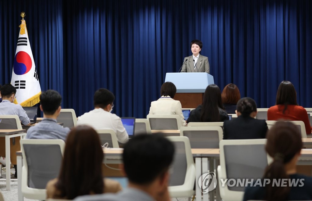 La conseillère présidentielle chargée des relations publiques, Kim Eun-hye, donne le dimanche 16 octobre 2022 une conférence de presse sur les perturbations des services de Kakao Corp. et Naver Corp. causées par un incendie, au bureau présidentiel à Yongsan, à Séoul. 