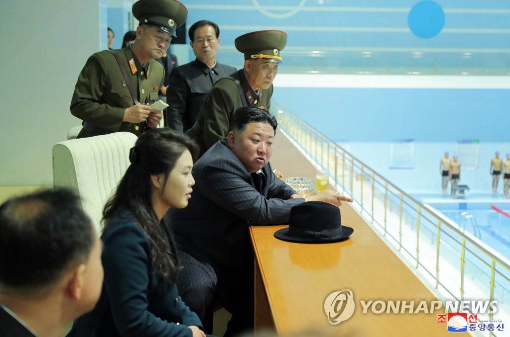 Le dirigeant nord-coréen Kim Jong-un, en compagnie de son épouse Ri Sol-ju, assiste à un entraînement de natation à l'Ecole révolutionnaire de Mangyongdae lors d'une visite le dimanche 16 octobre 2022, rapporte le lendemain l'Agence centrale de presse nord-coréenne (KCNA). (Utilisation en Corée du Sud uniquement et redistribution interdite)