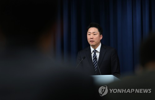 Deputy presidential spokesperson Lee Jae-myoung briefs reporters at the presidential office in Seoul on Oct. 17, 2022. (Yonhap)