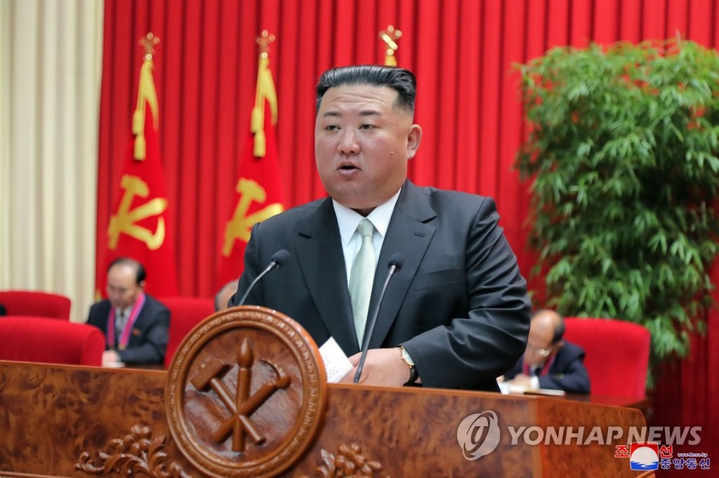 중앙간부학교에서 강의하는 김정은 북한 국무위원장