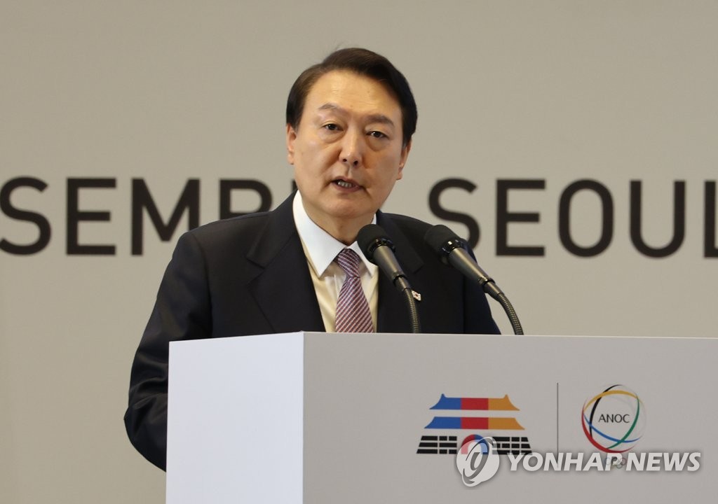 El presidente, Yoon Suk-yeol, pronuncia un discurso de apertura, el 19 de octubre de 2022, durante la inauguración de la 26ª Asamblea General de la Asociación de Comités Olímpicos Nacionales, en el Centro de Convenciones y Exhibiciones, en el sur de Seúl.