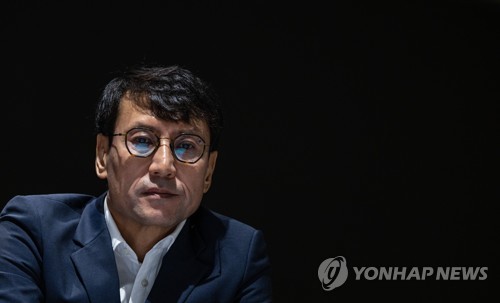 Hong Eun-taek, CEO of Kakao Corp., attends a press conference at the company's office building in Pangyo, just south of Seoul, on Oct. 19, 2022. (Yonhap)