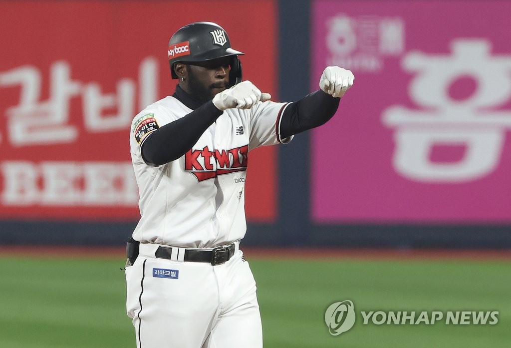 Anthony Alford of the KT Wiz celebrates his RBI single against the Kiwoom Heroes during the bottom of the fifth inning of Game 3 of the first round in the Korea Baseball Organization postseason at KT Wiz Park in Suwon, 35 kilometers south of Seoul, on Oct. 20, 2022. (Yonhap)
