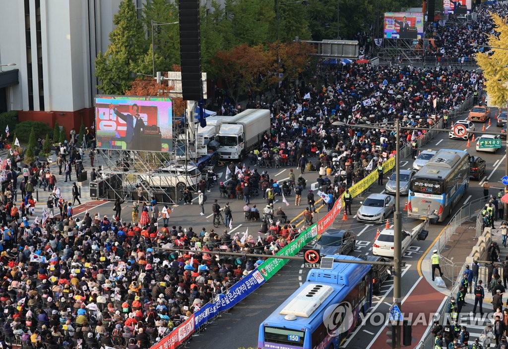 Cette photo, prise le 22 octobre 2022, montre un trafic perturbé près de la station de métro City Hall, dans le centre-ville de Séoul, en raison d'importants rassemblements politiques.