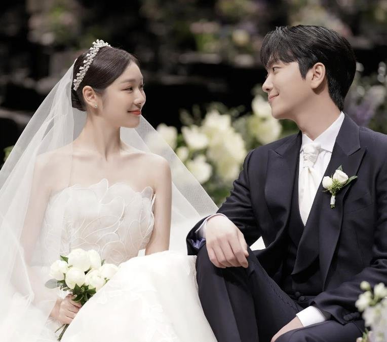 Figure skating legend Kim Yu-na weds singer