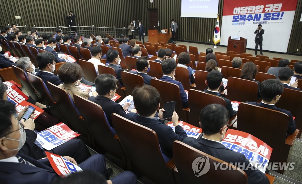 Main opposition Democratic Party lawmakers attend an urgent general meeting of lawmakers at the National Assembly following a prosecution raid of party headquarters on Oct. 24, 2022. (Pool photo) (Yonhap)