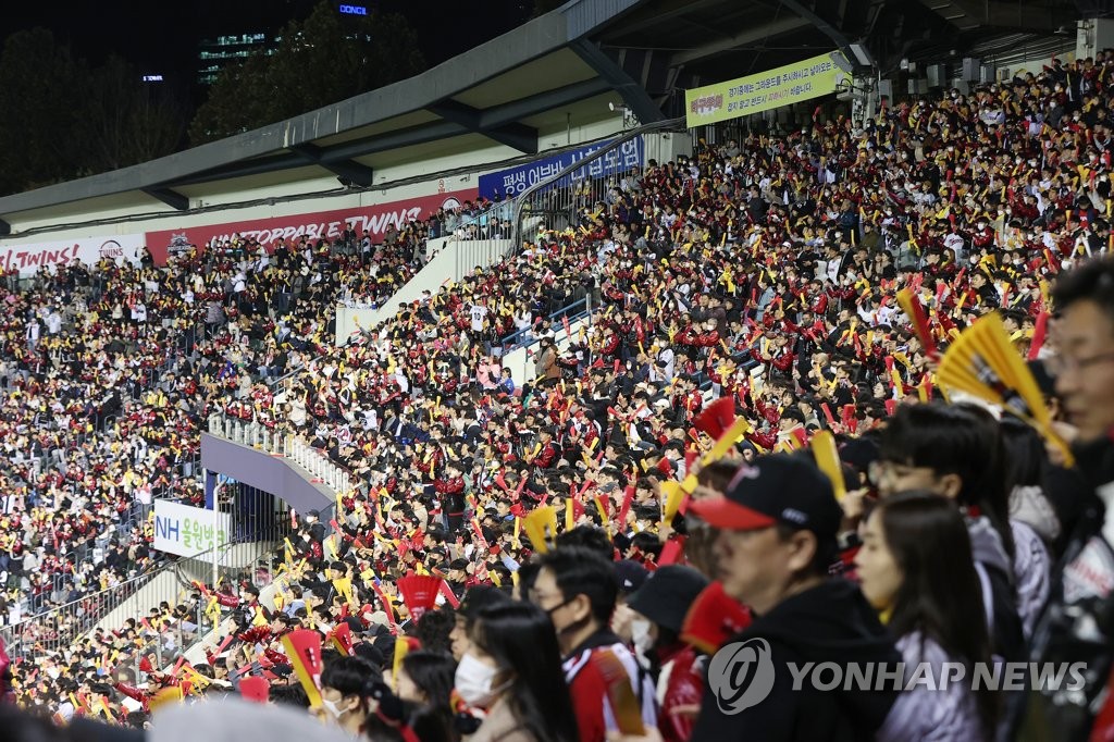 Fans at Jamsil Baseball Stadium in Seoul take in a Korea Baseball Organization postseason game between the home team LG Twins and the Kiwoom Heroes on Oct. 24, 2022. (Yonhap)