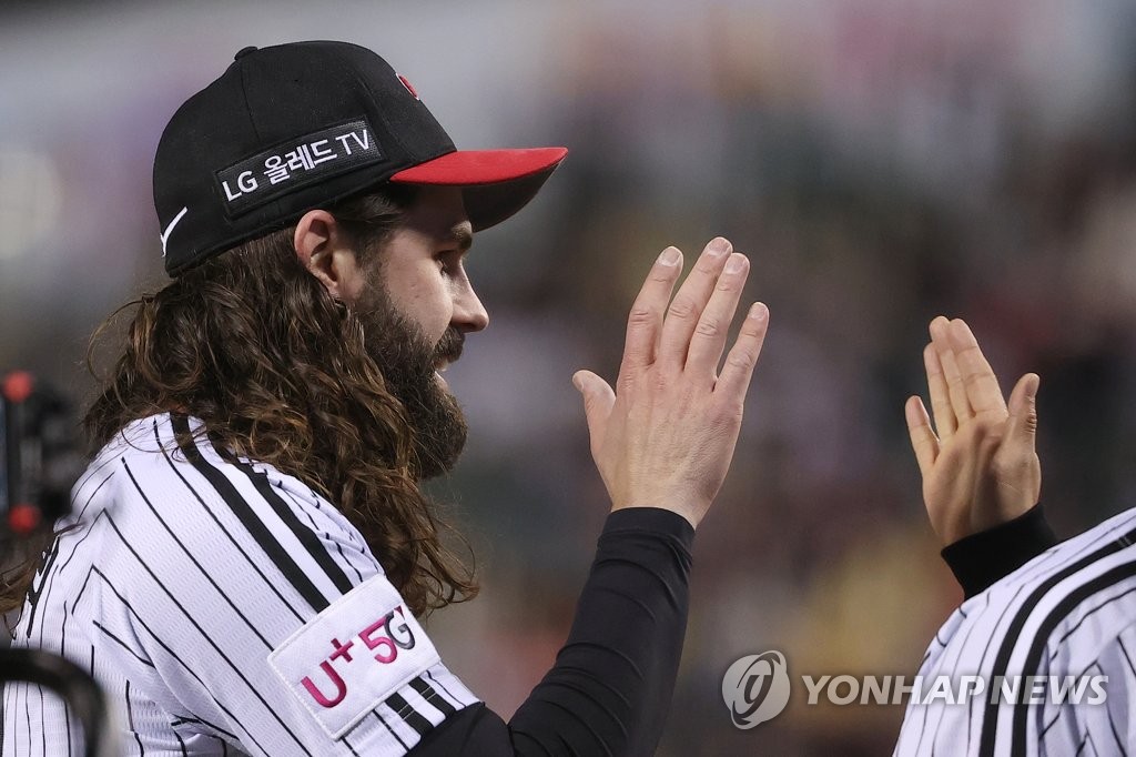 밝은 표정으로 더그아웃 향하는 켈리