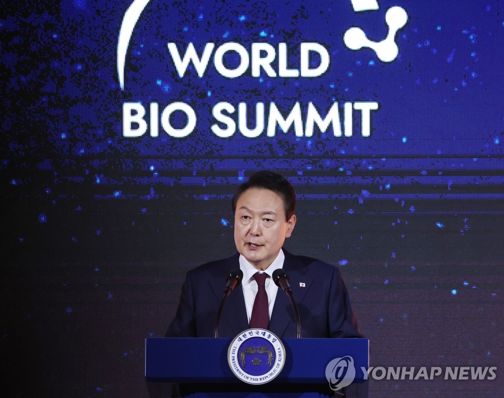 El presidente Yoon Suk-yeol pronuncia un discurso en la ceremonia inaugural de la Cumbre Mundial de Biosalud, el 25 de octubre de 2022, en un hotel de Seúl. Corea del Sur y la Organización Mundial de la Salud coorganizaron la cumbre para compartir las últimas mejoras tecnológicas en vacunas y la industria biosanitaria y discutir las formas de aumentar la preparación para futuras pandemias.