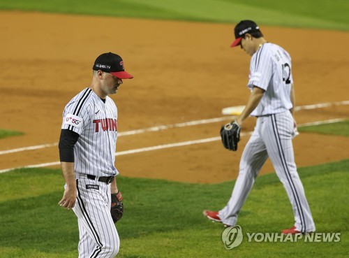 LEAD) Twins defeat Heroes to open KBO postseason series behind timely  errors