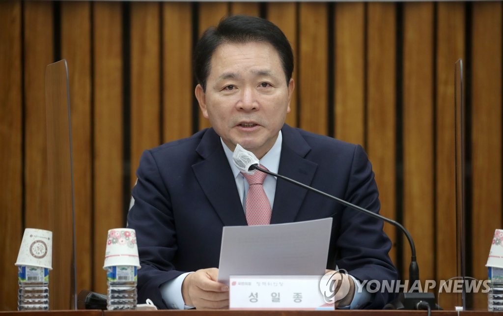 The ruling People Power Party's top policymaker Sung Il-jong speaks at a policy consultation meeting with the government at the National Assembly in western Seoul on Oct. 26, 2022. (Pool photo) (Yonhap)