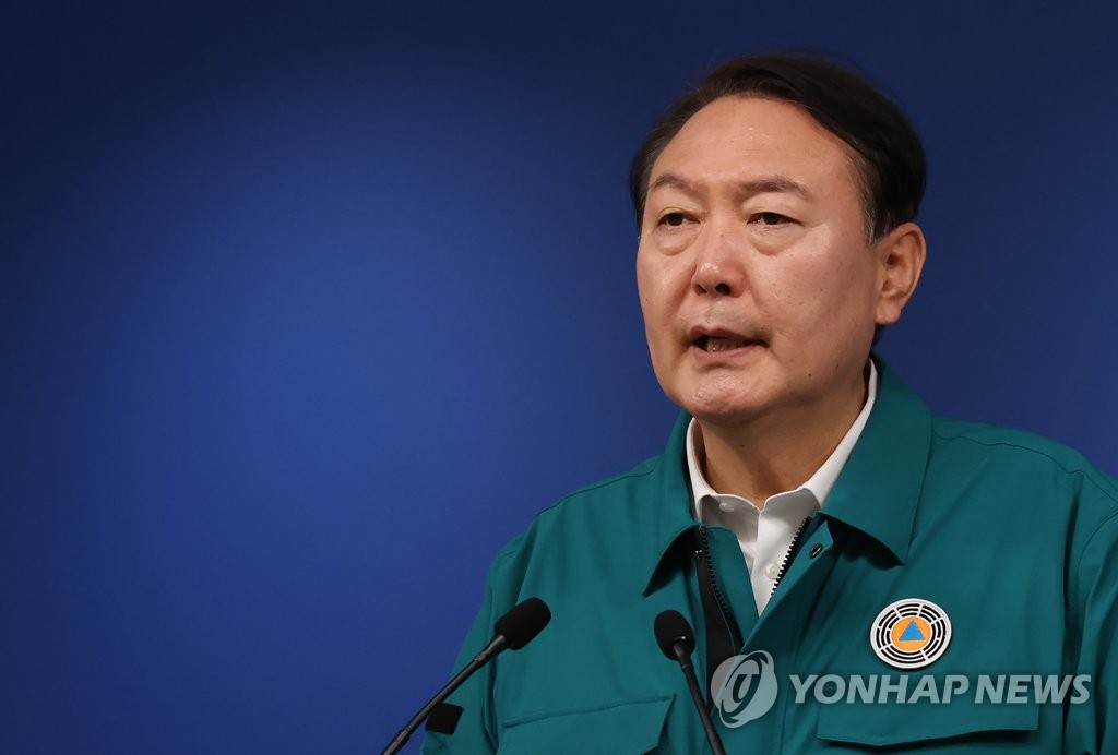 President Yoon Suk-yeol addresses the nation on the deadly stampede in Itaewon from the presidential office in Seoul on Oct. 30, 2022. (Yonhap)