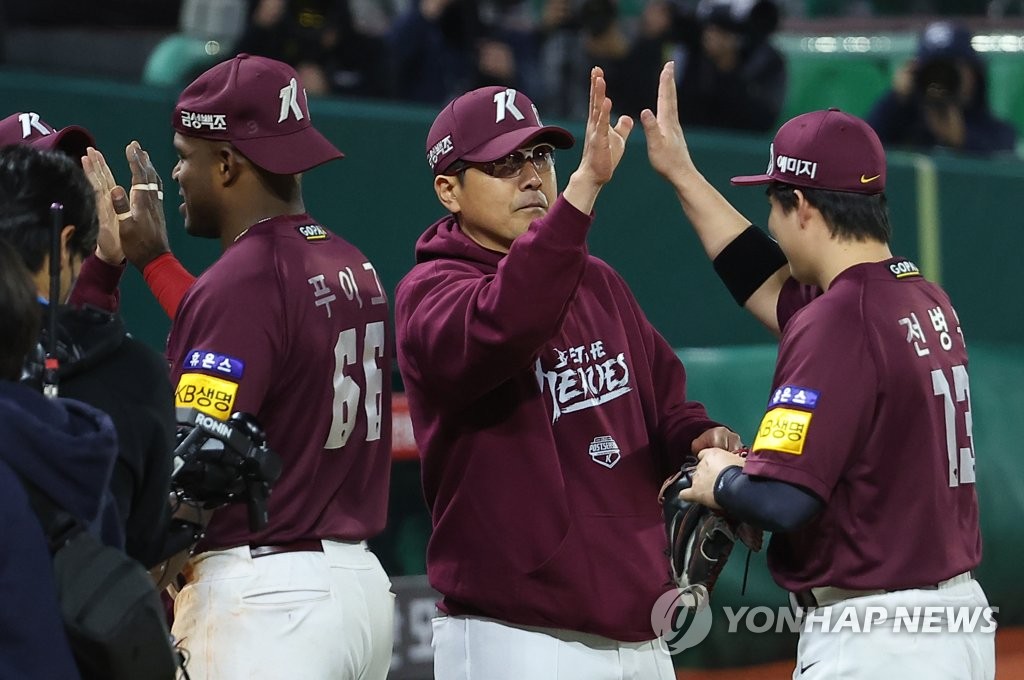 Korean Series runners-up Heroes extend manager Hong Won-ki