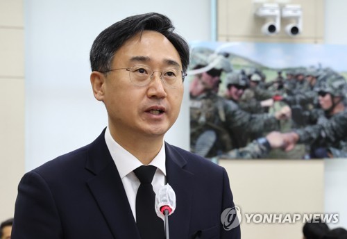 La foto de archivo, tomada el 4 de noviembre de 2022, muestra al viceministro de Defensa surcoreano, Shin Beom-chul, mientras habla durante una sesión parlamentaria, en la Asamblea Nacional, en Seúl. 