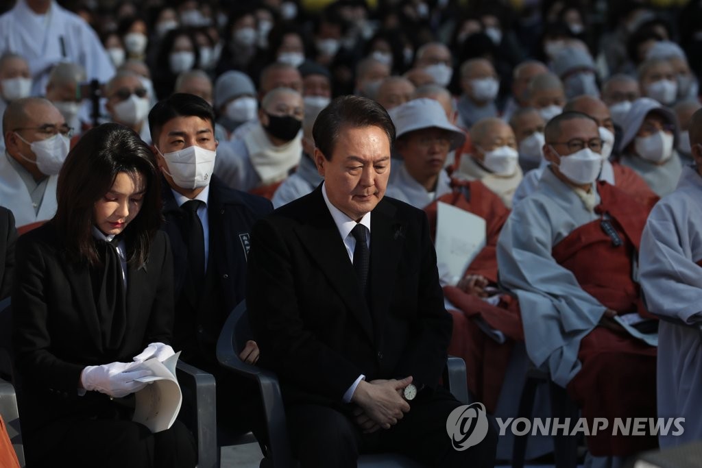 Le président Yoon Suk-yeol et son épouse Kim Keon-hee assistent à un service bouddhique pour rendre hommage aux victimes du drame d'Itaewon, le vendredi 4 novembre 2022, au temple Joggye, dans le centre de Séoul. (Pool photo) 