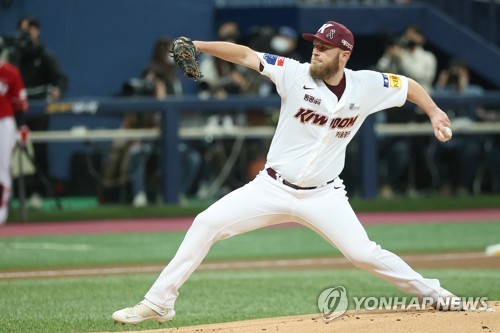 In this file photo from Nov. 4, 2022, Kiwoom Heroes starter Eric Jokisch pitches against the SSG Landers during the top of the first inning of Game 3 of the Korean Series at Gocheok Sky Dome in Seoul. (Yonhap)