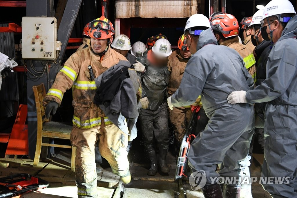 당국 "봉화 광산 고립자 2명 생환…지상으로 걸어 나와"