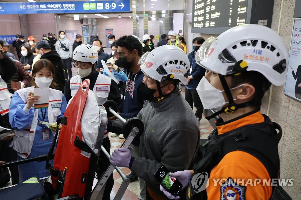負傷者を移送する消防関係者たち＝６日、ソウル（聯合ニュース）