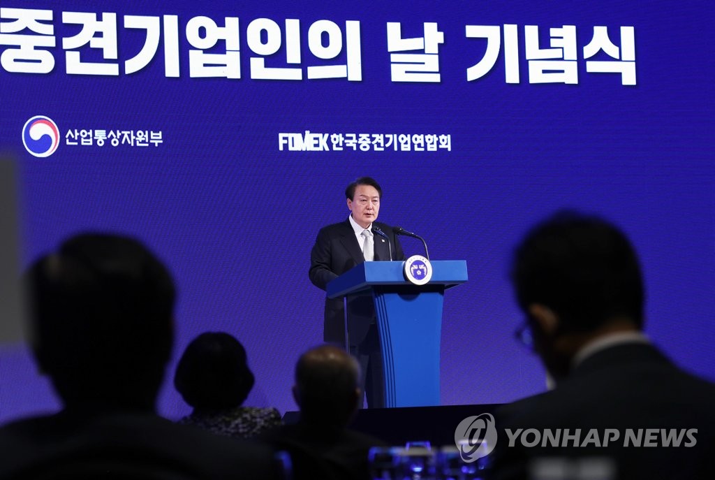 President Yoon Suk-yeol delivers remarks at a ceremony marking the eighth Day of Middle-Market Entrepreneurs at a hotel in Seoul on Nov. 7, 2022. (Yonhap)