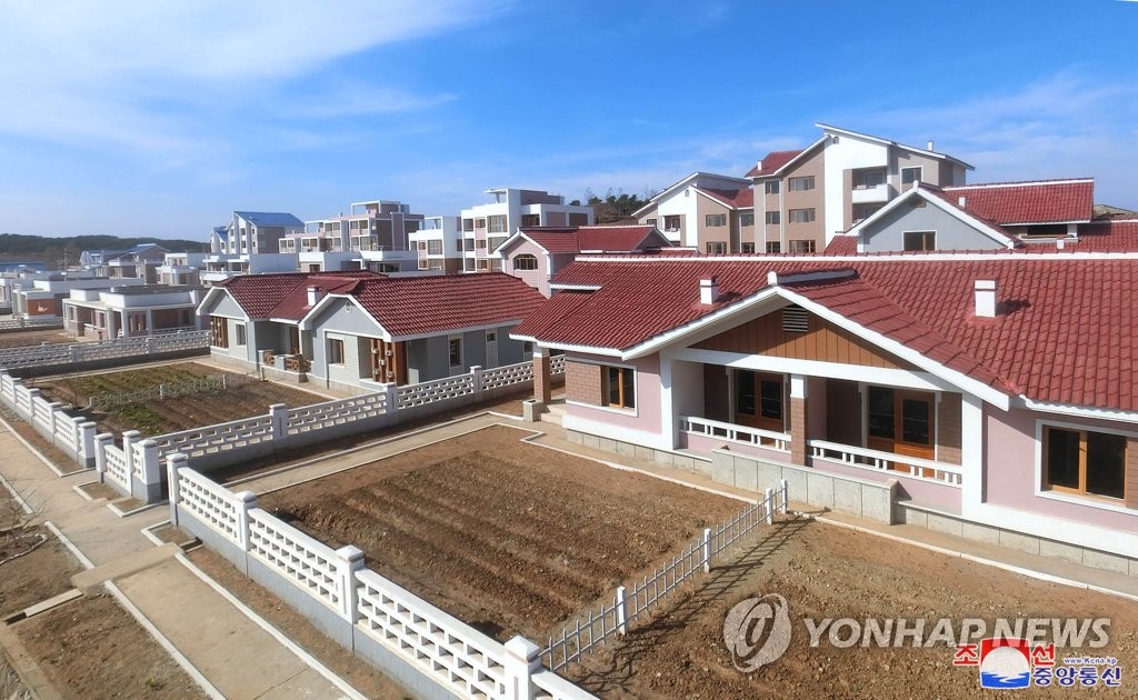 북한 남포시 온천군에 세워진 농촌주택